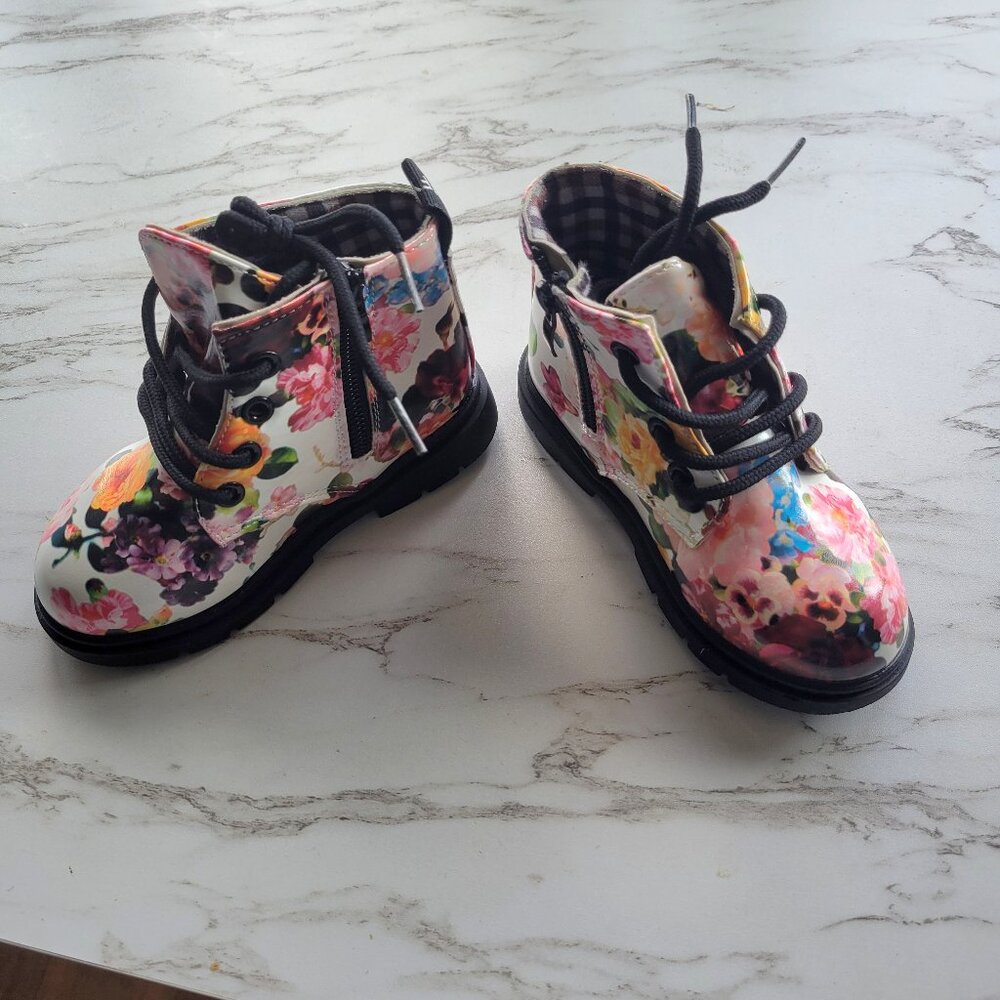 *NEW* Sz. 7.5- 8 (EU Sz. 25) Toddler Girls – Floral Combat Boots